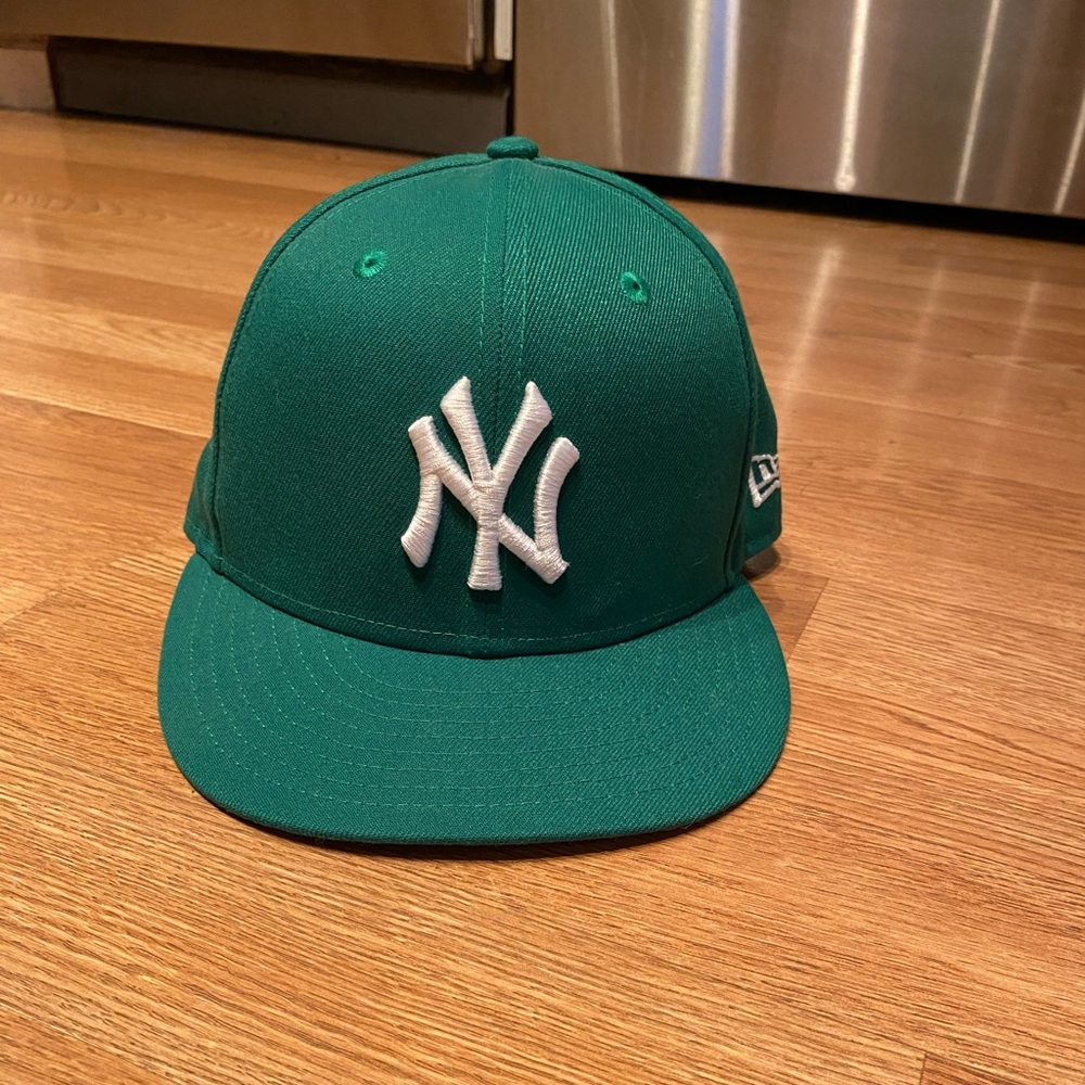Yankees green cap with embroidered Statue of Liberty